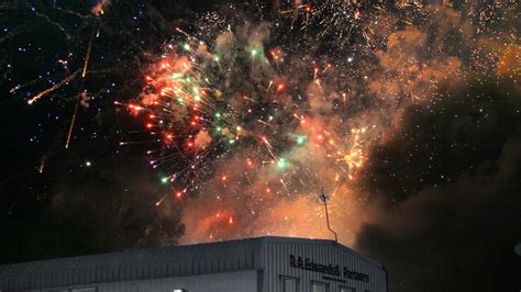 Large explosions of fireworks: the crowd cheers and cheers - sound effect