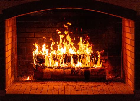 Wood crackling in the fireplace - sound effect