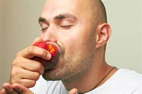 Man eating a peach - sound effect