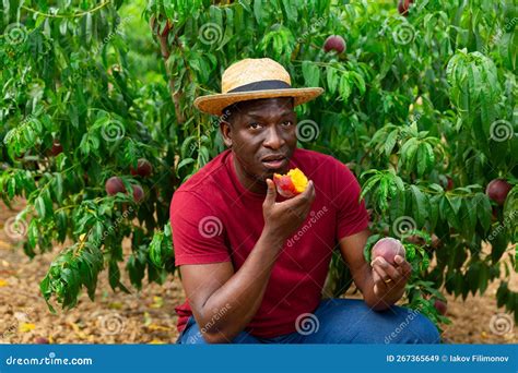 Man eating a peach - sound effect