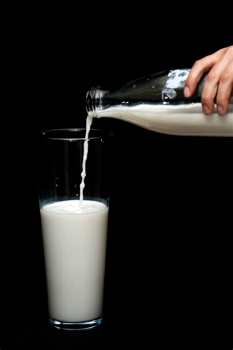 Pouring milk - sound effect
