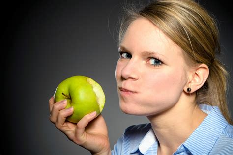 Eating, chewing - sound effect