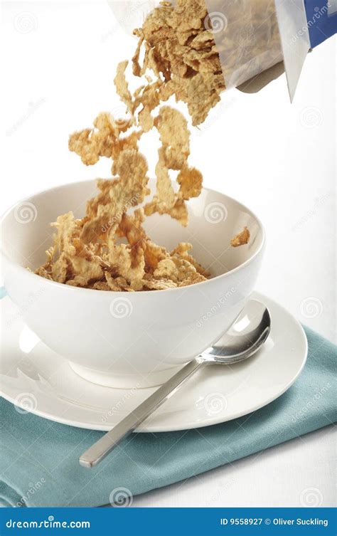 Pouring cereal into a bowl - sound effect