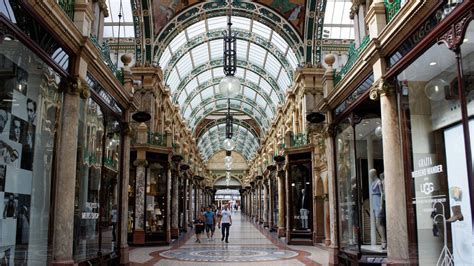 Large shopping arcade, inside the building - sound effect