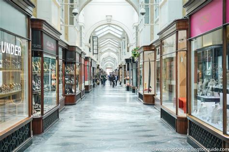 Large shopping arcade, inside the building - sound effect