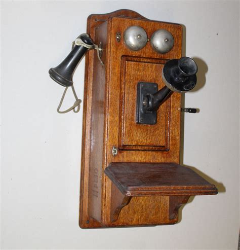 Antique wall telephone from 1907 ringing - sound effect