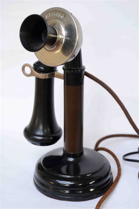 Antique wall telephone from 1908 ringing - sound effect