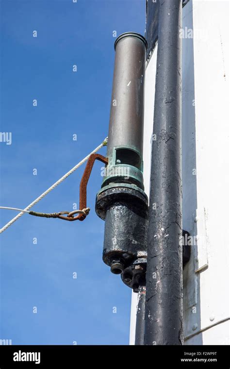 Steam horn on the ship: releases steam twice - sound effect