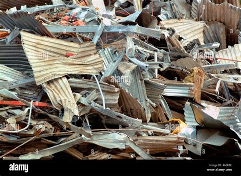 Pile of metal debris falls - sound effect