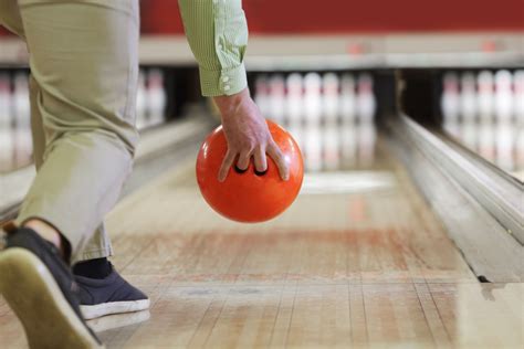 Bowling: throwing the ball past - sound effect