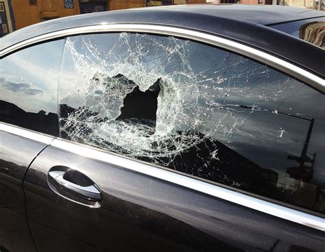 Breaking the windshield of a car - sound effect