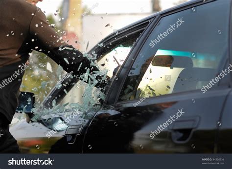 Breaking a car window - sound effect