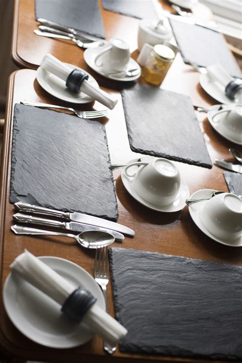 Bumps on the dining table, rattling crockery and cutlery - sound effect