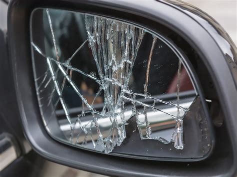 Car mirror is broken - sound effect