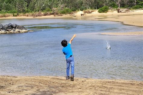 Throwing stones into the water (5 times) - sound effect