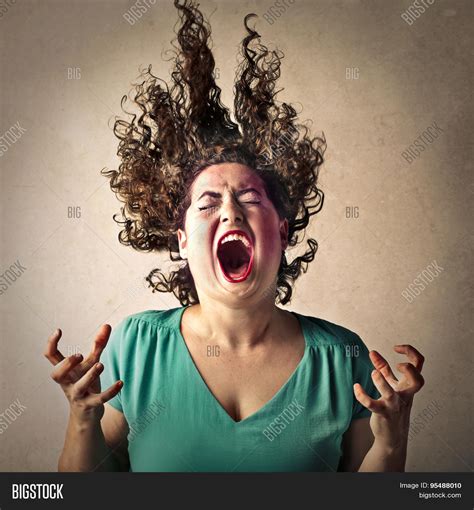 Screaming women - sound effect