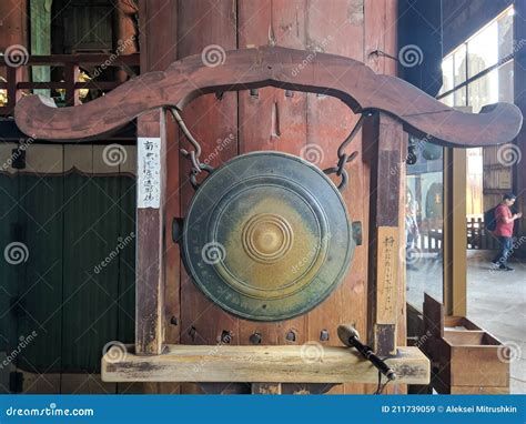 Gong grinding sound