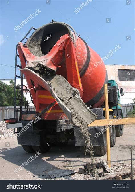 Concrete mixer working close - sound effect