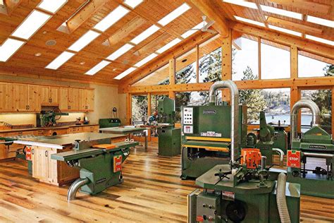 Woodworking shop: circular saw - sound effect