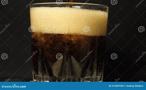 Ice cubes are thrown into the drink - sound effect