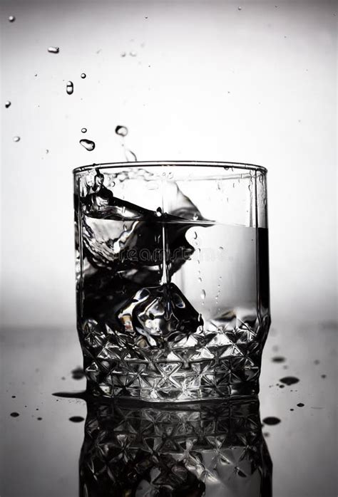 Ice cubes are thrown into a glass - sound effect