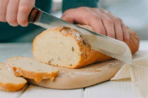 Cutting bread (stale, fresh) - sound effect