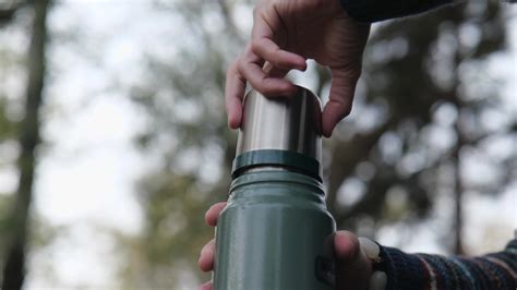 Unscrew the lid of the thermos - sound effect