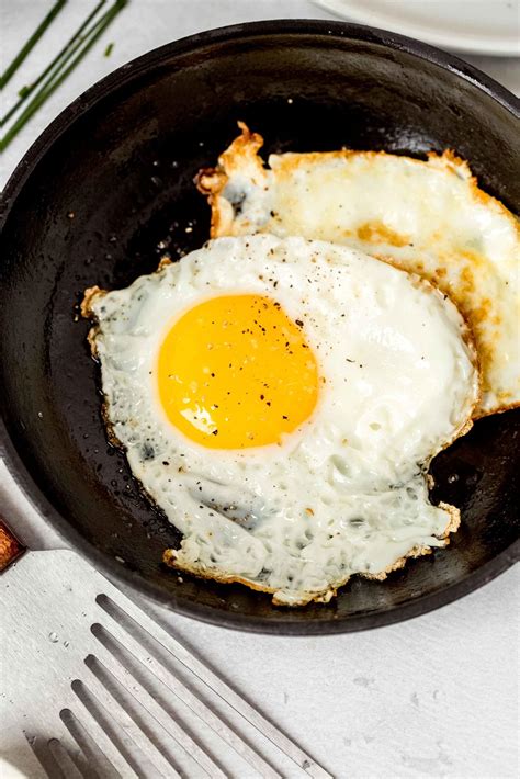 Fried eggs in a frying pan - sound effect
