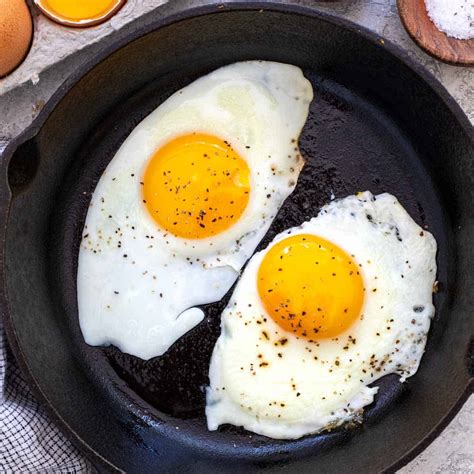 Fried eggs in a frying pan - sound effect