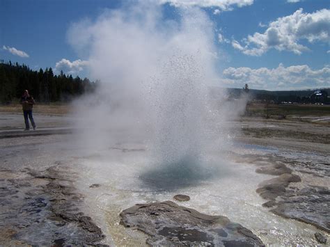 Geyser bubbling - sound effect