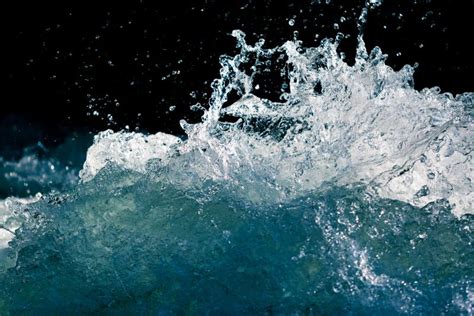 Stormy splash of water - sound effect