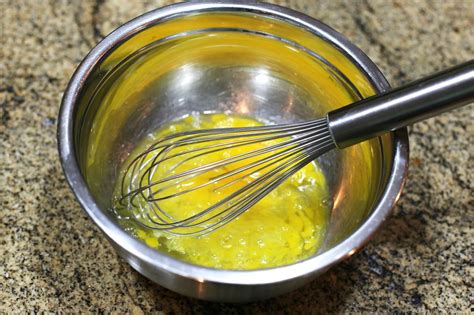 Eggs are beaten in a bowl (2) - sound effect