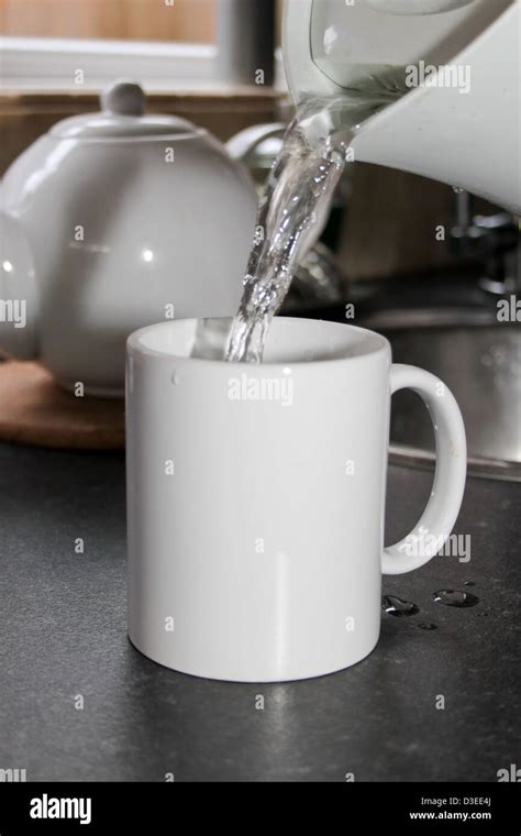 Boiling water is poured into a mug - sound effect