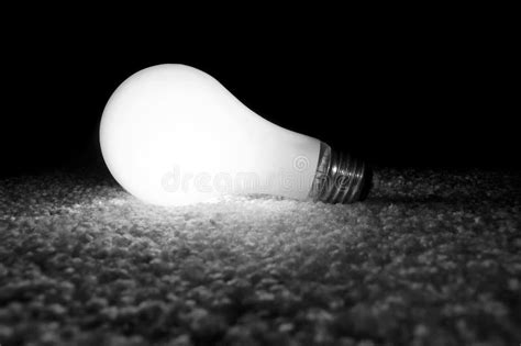 Light bulb is unscrewed - sound effect