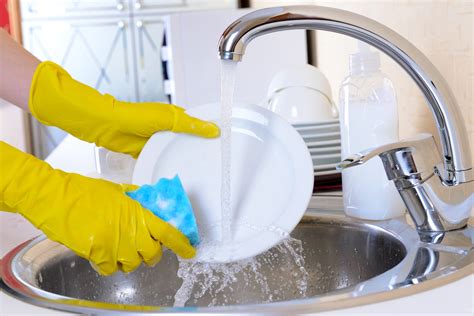 Washing dishes - sound effect