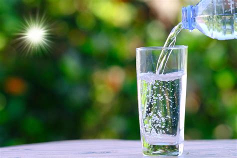 Pouring water into a cup - sound effect