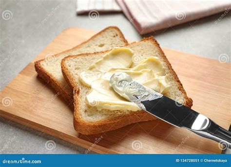 Spreading butter on toast - sound effect