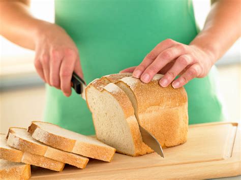 Slicing bread - sound effect