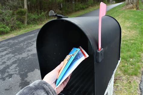 Mailbox, pick up mail - sound effect