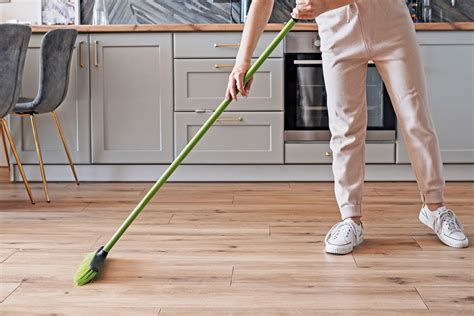 Sweeping the floor (cleaning) - sound effect