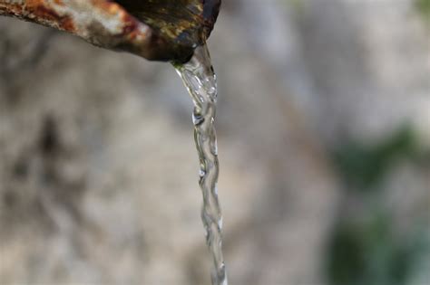 Trickle of water - sound effect