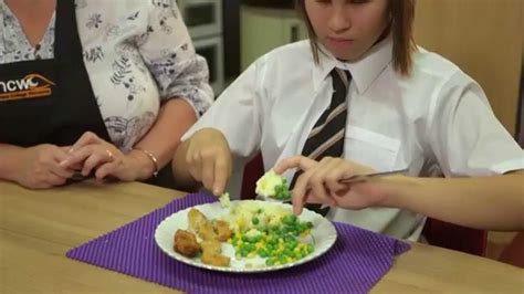 Eating hard food with cutlery - sound effect