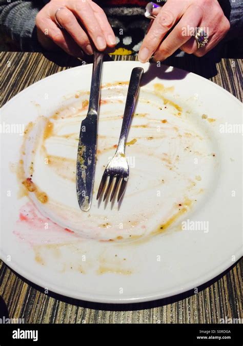 Eating hard food with cutlery - sound effect