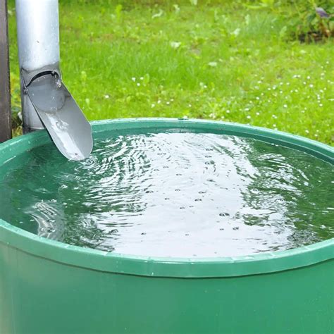 Collecting water in a bucket - sound effect