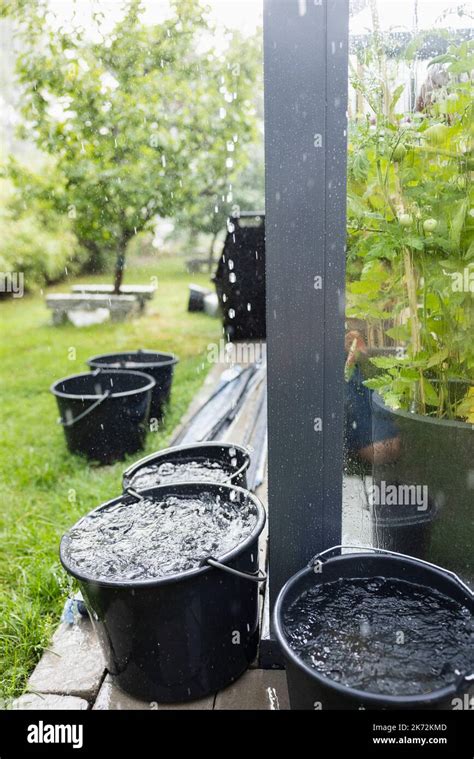 Collecting water in a bucket - sound effect