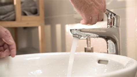 Water is turned on and off, water runs into sink - sound effect