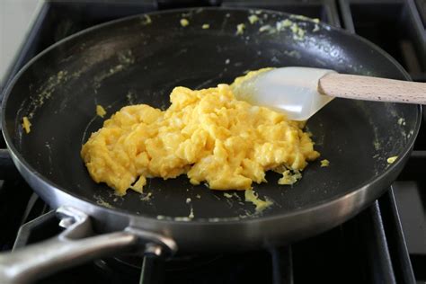 Frying scrambled eggs - sound effect