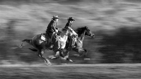 Cowboys on horseback galloping screaming - sound effect
