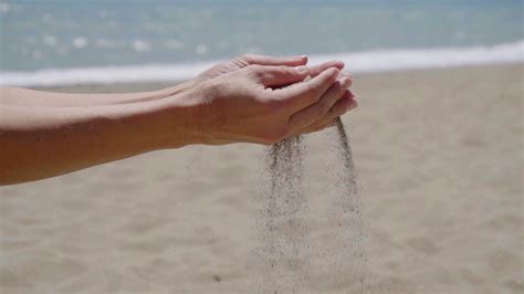 Sand is pouring - sound effect