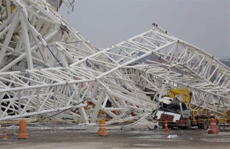 Metal structure is collapsing with a creak - sound effect